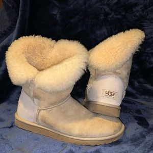 Cream colored size 9 Uggs